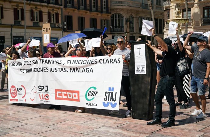 Protesta de los funcionarios de Justicia en  Málaga, que reclaman subidas salariales y mejoras laborales.