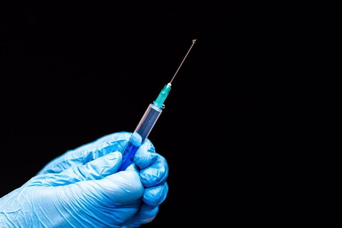 Archivo - 11 March 2021, Austria, Schwaz: A medic prepares a COVID-19 vaccine jab during a vaccination campaign.