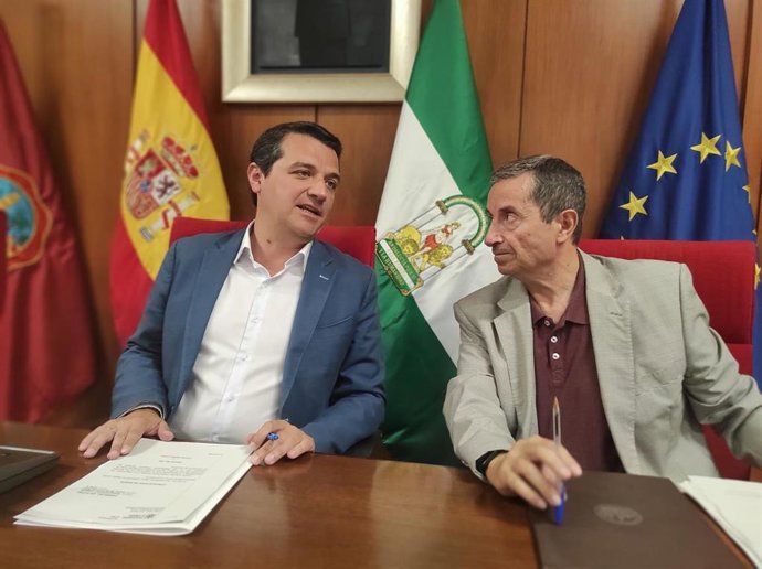 El alcalde de Córdoba, José María Bellido, habla con el secretario general del Pleno, Valeriano Lavela.