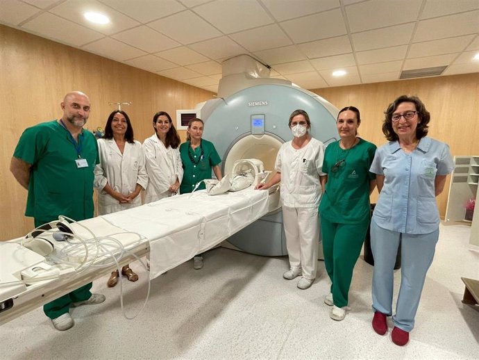 Equipo de profesionales implicado en el desarrollo en el Reina Sofía de Córdoba de la técnica para inmovilizar al bebé y evitar sedarle para realizarle una resonancia.