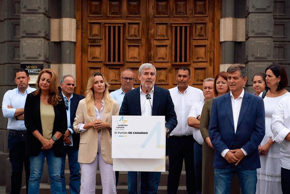 El líder de CC, Fernando Clavijo, en el centro, durante el acto de presentación de la alianza electoral con otras 10 formaciones de cara al 23J