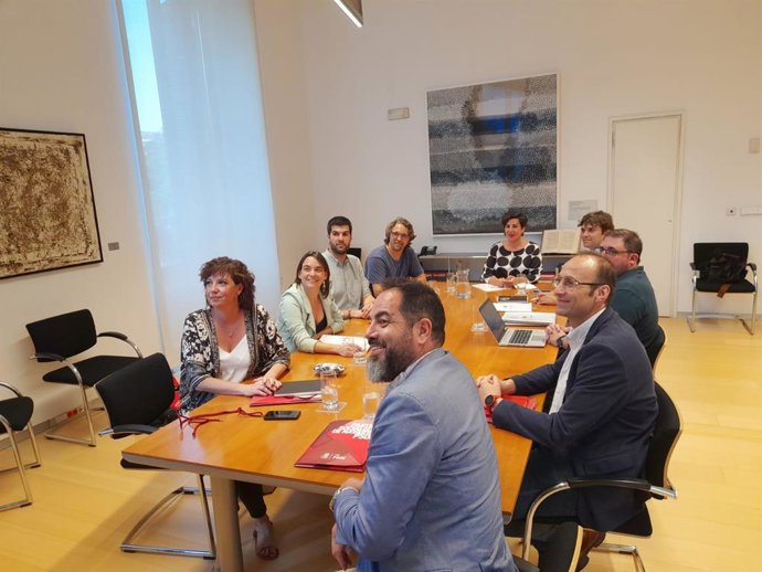 Representantes de PSN, Geroa Bai y Contigo Navarra, este lunes en la primera reunión conjunta de las tres fuerzas políticas para negociar la conformación del próximo Gobierno de Navarra.