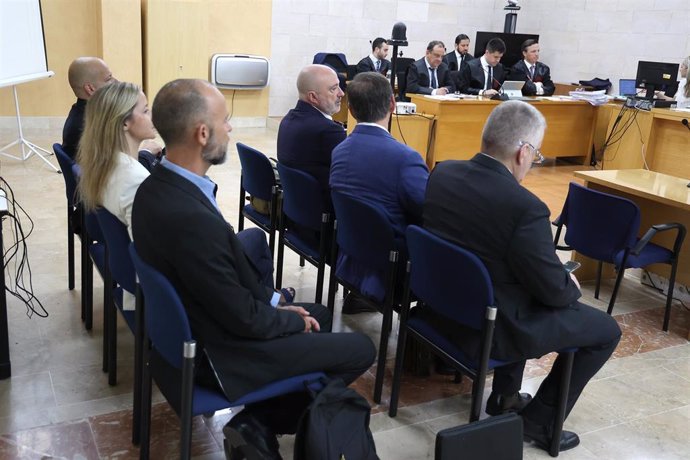 En la primera fila, el fiscal Miguel Ángel Subirán (i) y el juez Manuel Penalva (c), durante un juicio contra los investigados del caso Cursach, a 22 de junio de 2023.