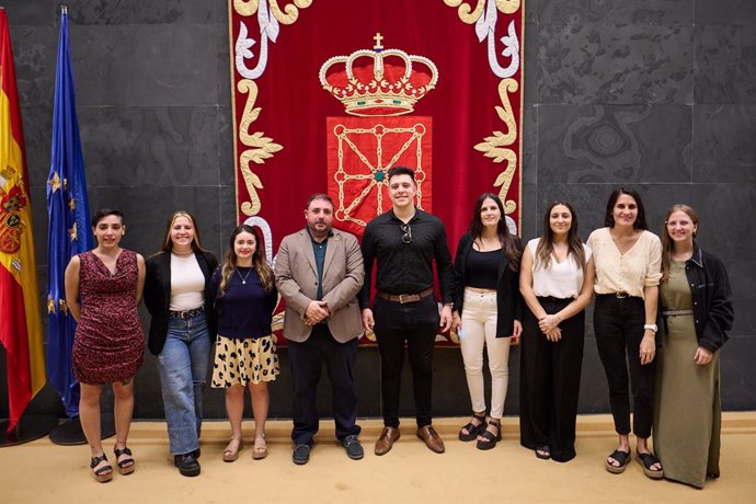 El presidente del Parlamento de Navarra, Unai Hualde, ha ofrecido una recepción oficial a un grupo de jóvenes pertenecientes a distintos centros navarros en Argentina.