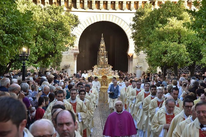 Archivo - La procesión del Corpus Christi en su salida de la Mezquita-Catedral al Patio de los Naranjos, en una imagen de archivo.