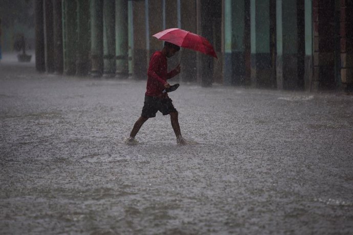 Archivo - Imagen de archivo de una calle inundada por las fuertes lluvias en Cuba. 