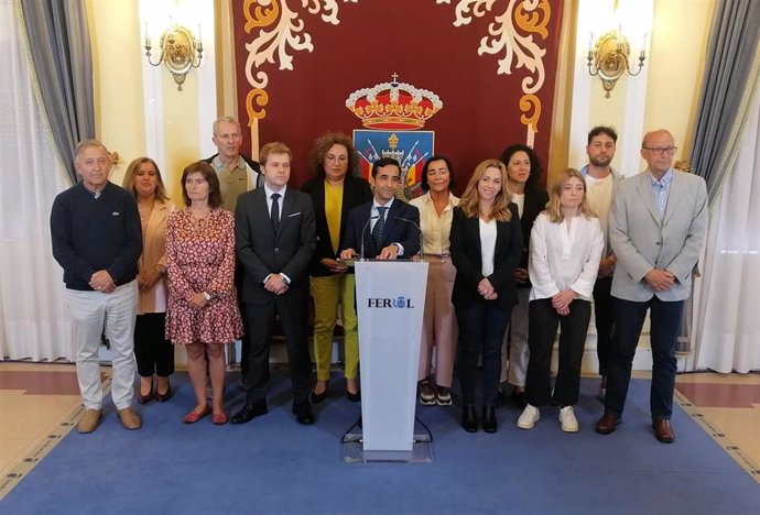 El alcalde de Ferrol, José Manuel Rey Varela, junto a los doce miembros de su gobierno