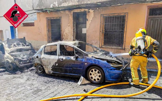 Extinguen un incendio que calcina varios vehículos estacionados  y afecta a dos fincas en La Nucia