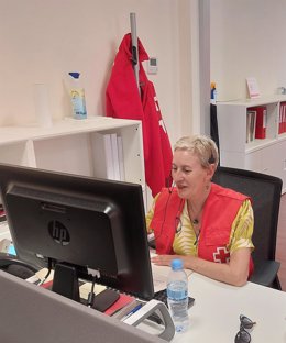 Una voluntaria de Cruz Roja durante una llamada de seguimiento.