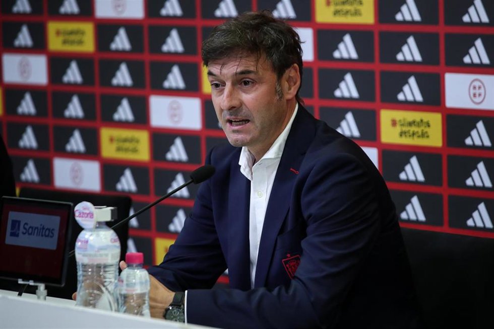 El seleccionador nacional Sub-21 de fútbol, Santi Denia, en rueda de prensa. 