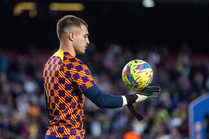 Archivo - Arnau Tenas of FC Barcelona warms up during the spanish league, La Liga Santander, football match played between FC Barcelona and Girona FC at Spotify Camp Nou on April 10, 2023 in Barcelona, Spain.