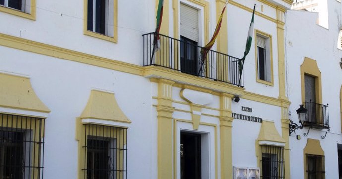 Archivo - Fachada del Ayuntamiento de Santa Olalla del Cala. 
