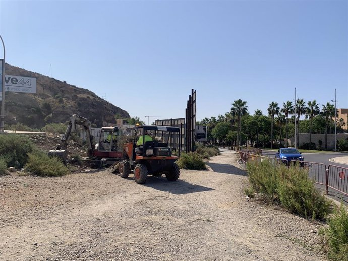 Obras para el nuevo acerado en Rambla de Belén, en Almería.