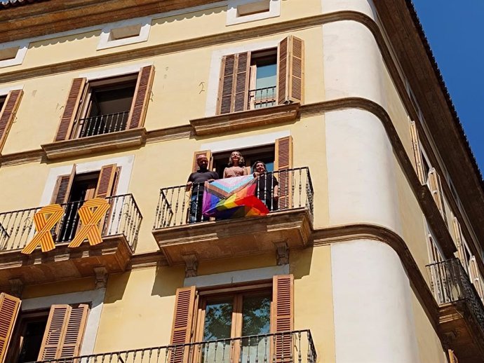 MÉS per Palma se suma a la movilización del Orgullo y cuelga la bandera LGTBI en el balcón del grupo municipal