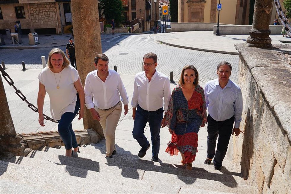 El presidente del Partido Popular, Alberto Núñez Feijóo; la portavoz del PP en el Congreso y secretaria general del partido, Cuca Gamarra (2d); el y el presidente de la Junta, Alfonso Fernández Mañueco (2i); a su llegada a un acto con militantes del PP,