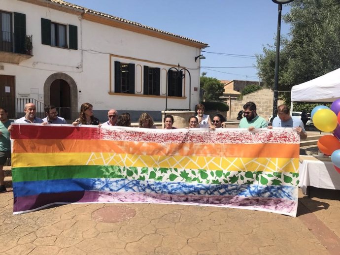 Miembros del PSIB de Marratxí despliegan una pancarta en apoyo al colectivo LGTBI+.