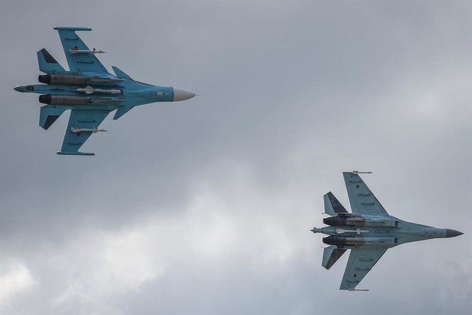 Archivo - MOSCOW, Aug. 27, 2019  Su-34 (L) fighter-bomber jet and Su-35 fighter perform during an airshow on the opening day of the International Aviation and Space Salon MAKS 2019 in Moscow, Russia, on Aug. 27, 2019. The air show kicked off on Tuesday.