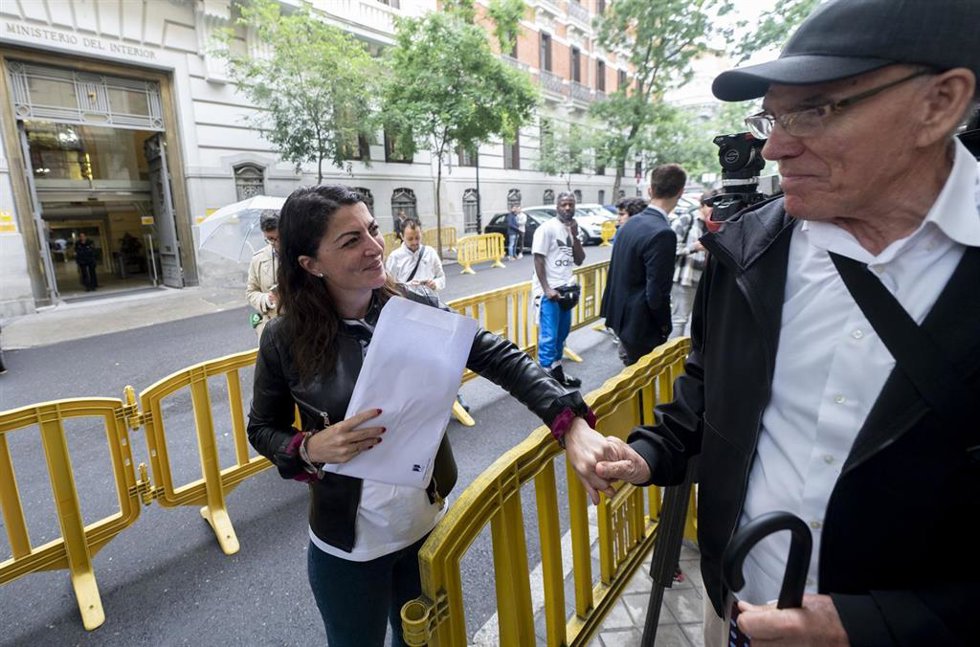 La ex dirigente de Vox Macarena Olona a su salida del Ministerio del Interior, a 7 de junio de 2023, en Madrid (España). Macarena Olona ha acudido al Ministerio a subsanar el defecto de forma del que fue informada ayer, 6 de junio, en el registro de su 