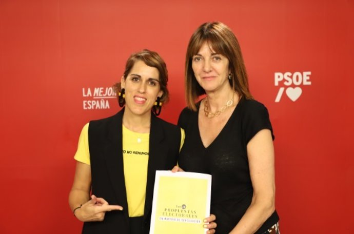 Archivo - La presidenta del Club de Malasmadres, Laura Banea, con la socilista Idoia Mendia