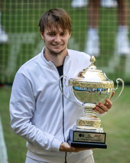 Alexander Bublik with the Terra Wortmann Open Cup.   Source: Terra Wortmann Open Tournament