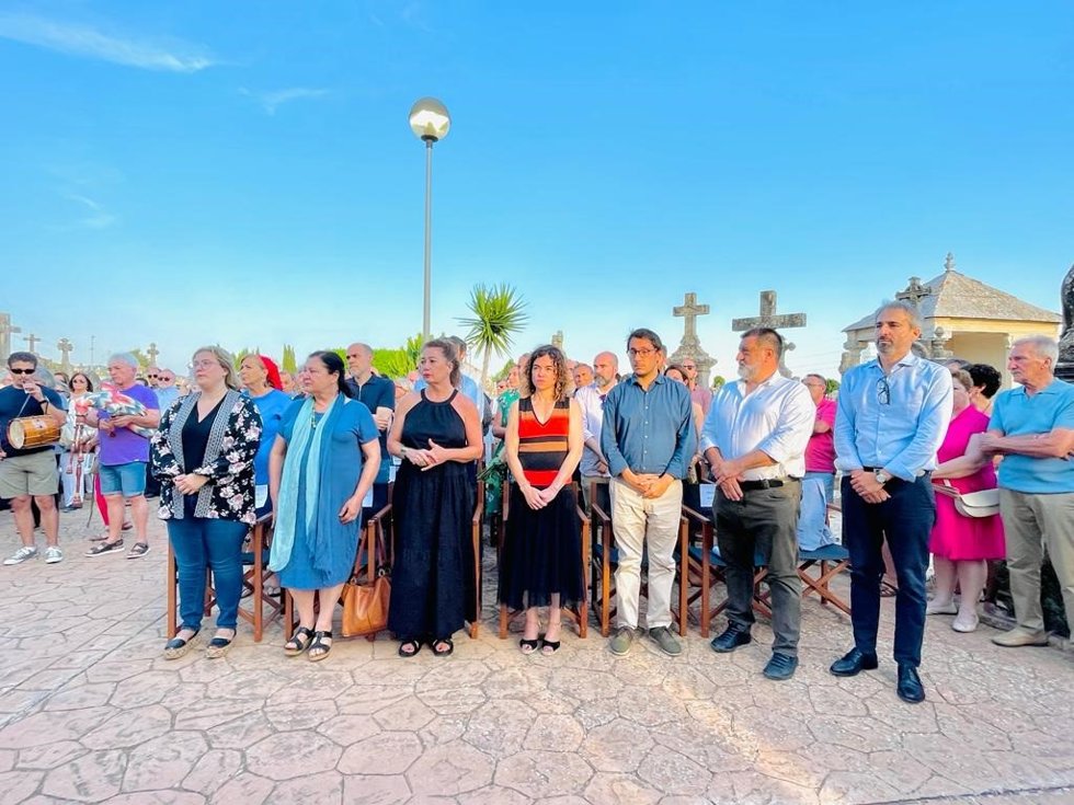La secretaria general del PSIB, Francina Armengol, junto con cargos socialistas durante el acto de entrega de los restos de los hermanos socialistas Miquel y Joan Monserrat Parets en el cementerio de Llucmajor