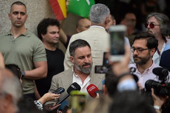 El presidente nacional y candidato a la Presidencia del Gobierno de Vox, Santiago Abascal, atiende a los medios antes de un acto de su partido en A Coruña