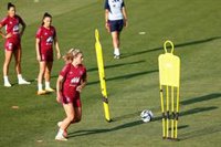 La selección femenina recibe el cariño de la afición en su entrenamiento a puerta abierta