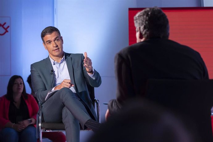 El presidente del Gobeirno y secretario general del PSOE, Pedro Sánchez, y el ministro de Inclusión, Seguridad Social y Migraciones, José Luis Escrivá, en un acto sobre pensiones y empleo en Ferraz.