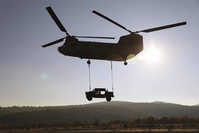 Archivo - November 16, 2020 - Novo Selo, Bulgaria - Soldiers with the 54th Brigade Enigineer Battalion, 173rd Airborne Brigade conduct sling load training with mixed CH-47 Chinook crews from 6-101st Combat Aviation Brigade and 1-168th Cascade, Washington 