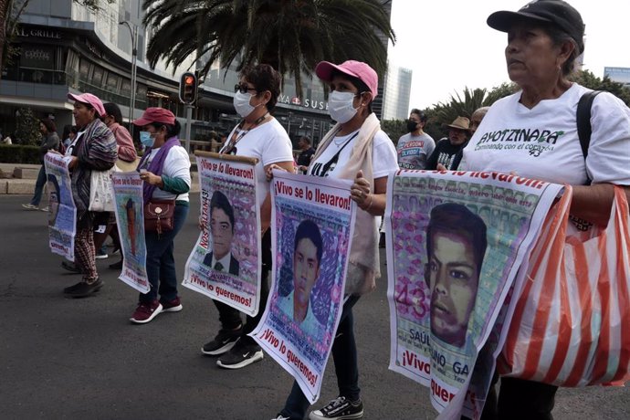 Archivo - Manifestación por los 43 estudiantes desaparecidos en Ayotzinapa (México) en 2014