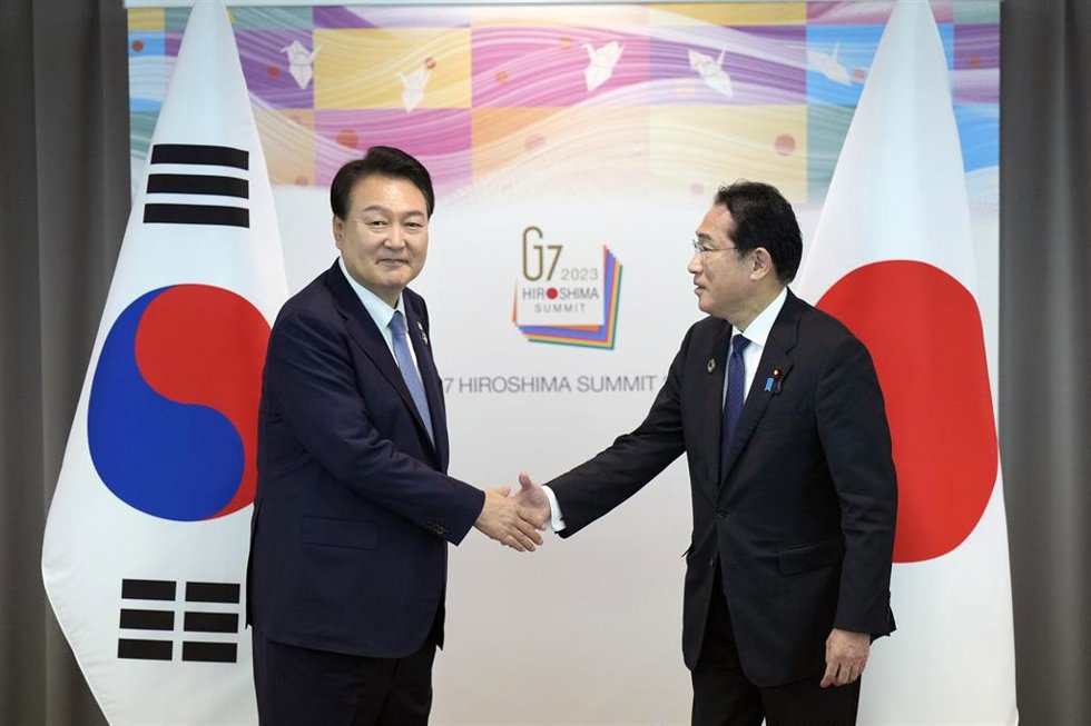 Archivo - Imagen de archivo del primer ministro de Japón, Fumio Kishida (derecha) con su homólogo surcoreano, Yoon Suk Yeol (izquierda), durante una reunión del G7 en Hiroshima (Japón)