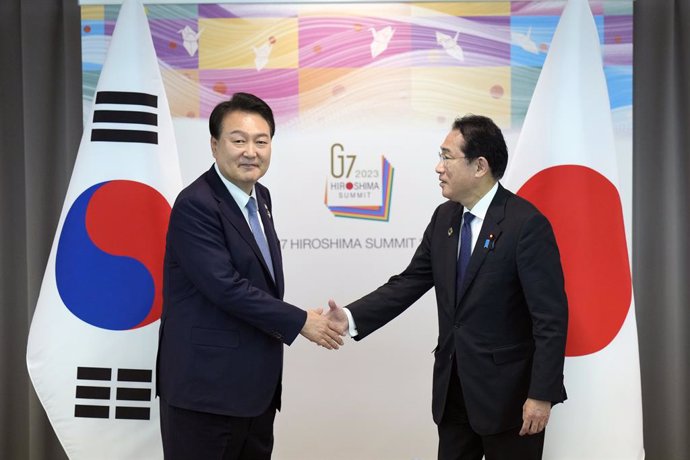 Archivo - May 21, 2023, Hiroshima, Japan: Japan's Prime Minister Fumio Kishida and South Korean President Yoon Suk Yeol shake hands during their bilateral meeting at the International Conference Center Hiroshima (ICCH) at the Group of Seven (G7) nations