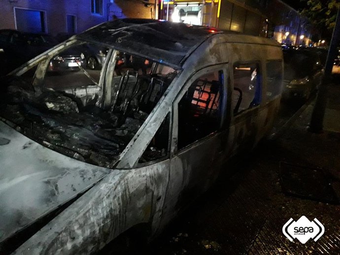 Incendio de una furgoneta en Blimea.
