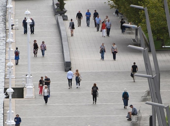 Archivo - Gente paseando