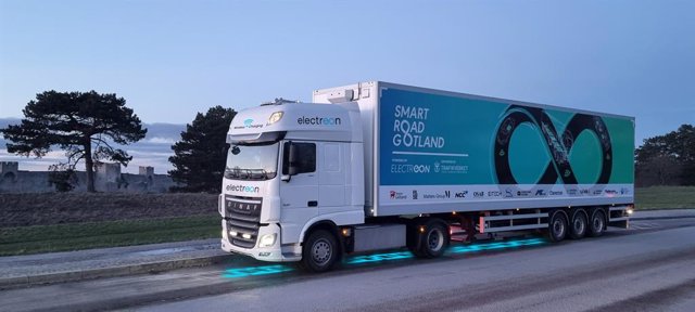 GINAF E-truck wirelessly charging on Electreon's Smartroad Gotland in Sweden: The World's First Electric Road for a truck and bus (Image: Electreon)