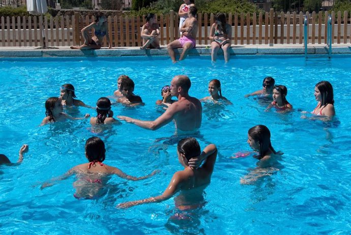Archivo - Varios niños en una piscina, en una imagen de archivo.