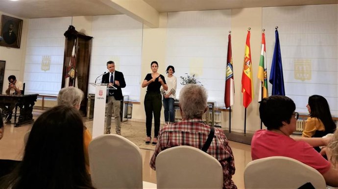 Conrado Escobar se dirige a los representantes de las personas sordociegas, hoy en la Sala de Retratos del Ayuntamiento de Logroño