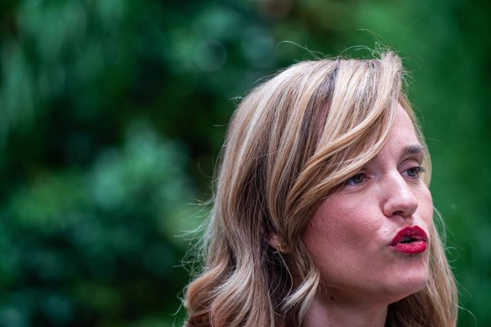La portavoz de la CEF y ministra de Educación y FP, Pilar Alegría, atiende a los medios de comunicación, en el hall de la sede del PSOE de Ferraz, a 13 de junio de 2023, en Madrid (España).