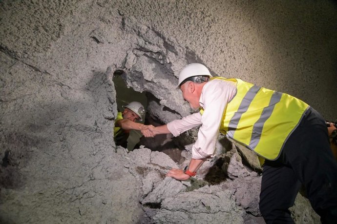 El presidente de Canarias en funciones, Ángel Víctor Torres, saluda a un obrero durante el calado de la primera boca del túnel de Erjos