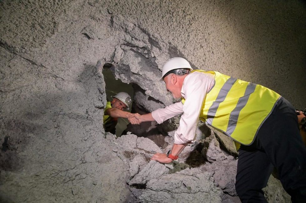 El presidente de Canarias en funciones, Ángel Víctor Torres, saluda a un obrero durante el calado de la primera boca del túnel de Erjos