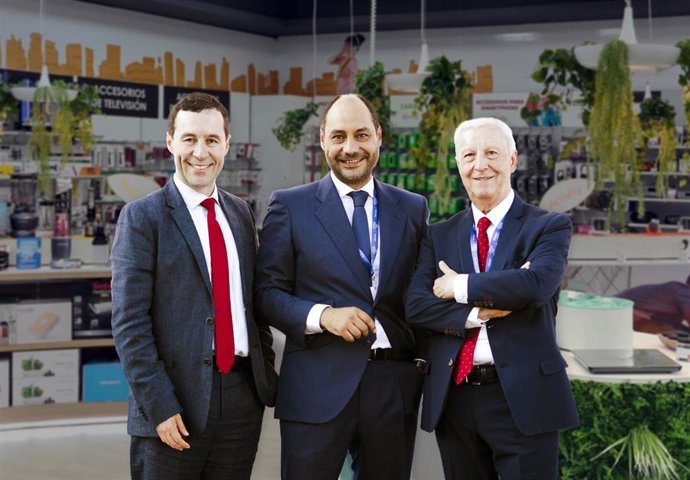 Carlos Moreno-Figueroa, director general de Sinersis; César Briceño, presidente del Consejo de Administración de Sinersis, y José María Verdeguer , vicepresidente de Euronics Internacional. 