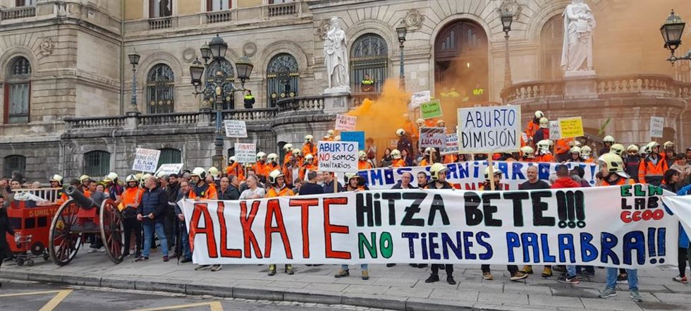 Archivo - Concentración de los bomberos de Bilbao ante el Ayuntamiento (archivo).