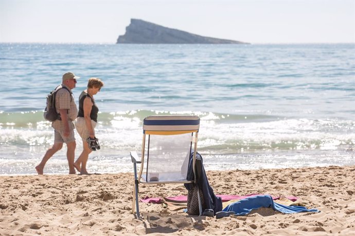 Archivo - Una pareja pasea por la orilla en la playa de Poniente, a 11 de marzo de 2023, en Benidorm.