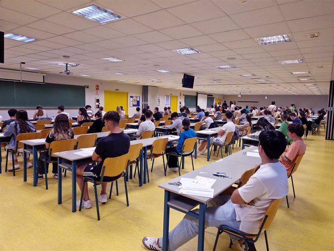 Estudiantes en el exámen de la EBAU.