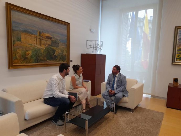 El presidente del Parlamento de Navarra, Unai Hualde, con representantes de Contigo Navarra en la ronda de consultas con los grupos políticos para estudiar la posibilidad de proponer una candidatura a la Presidencia del Gobierno foral