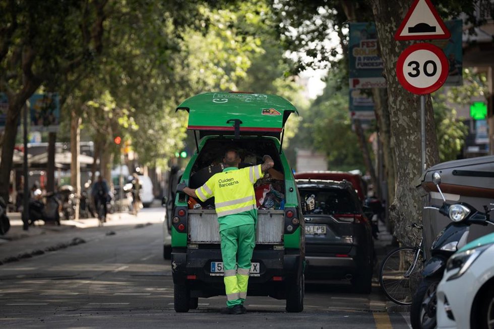 Archivo - Las empresas de servicios urbanos facturaron un 8% más en 2022 hasta llegar a los 6.630 millones de euros, según DBK.