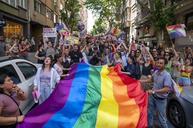 Imagen de archivo de una bandera LGTBI durante una marcha del Orgullo en Estambul.