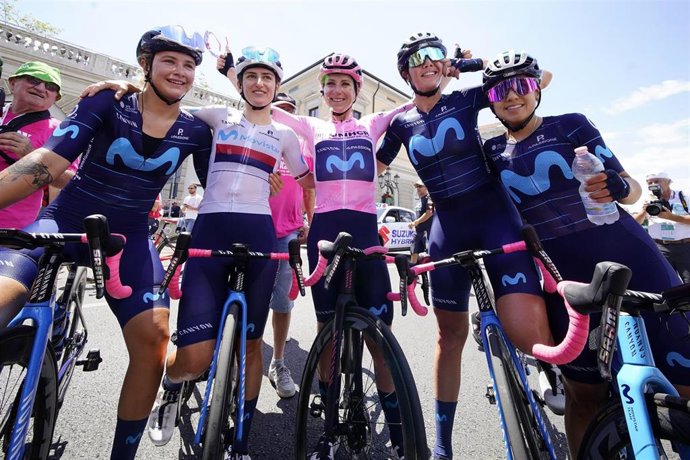 El equipo Movistar Team celebra la victoria de Annemiek van Vleuten en el Giro d'Italia Donne 2022