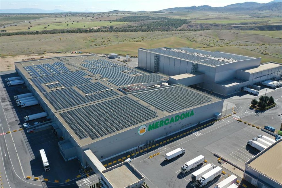 Imagen aérea de las placas fotovoltaicas en el bloque logístico de Guadix (Granada).