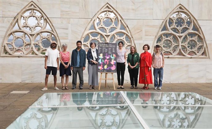 La consejera Esnaola y resto de participantes, en el mirador del Museo de Navarra, donde se desarrollará la programación